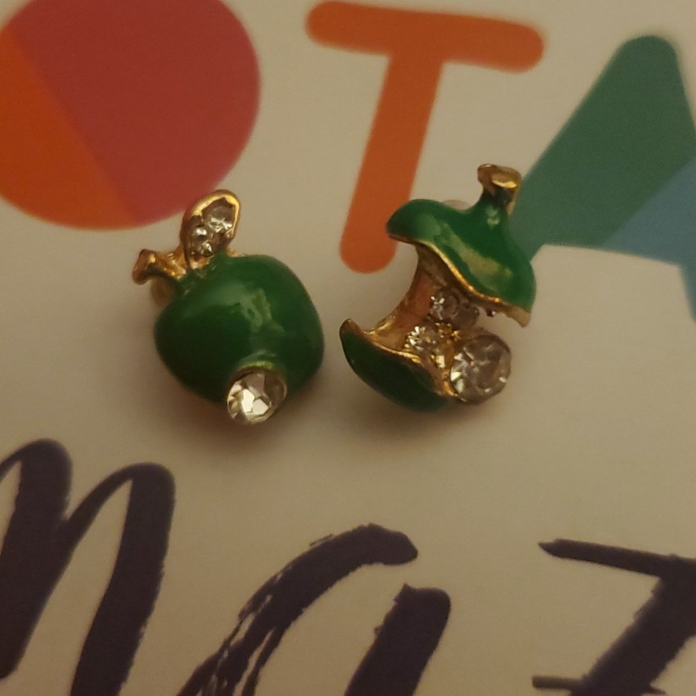 Trendy green apple 🍏oneside biting otherwise stud